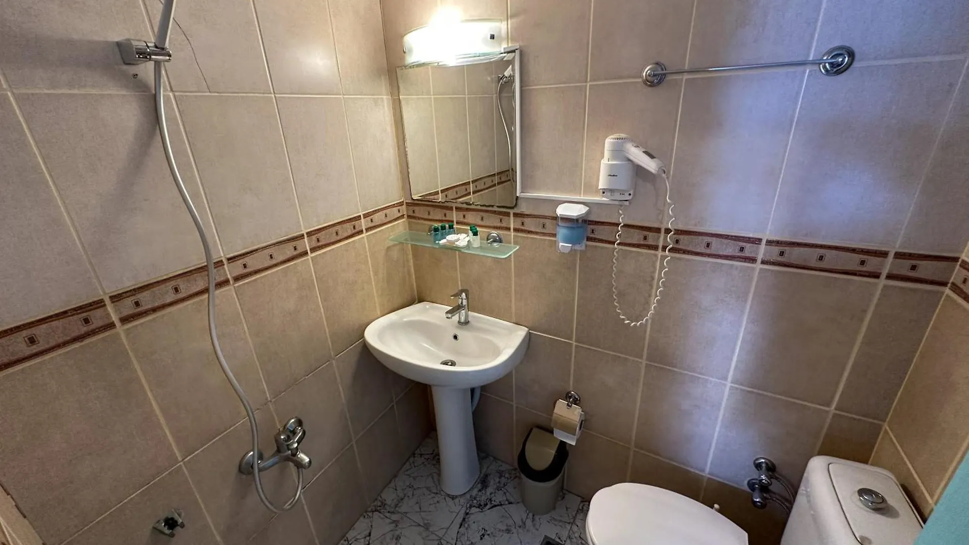 Hikmethan Otel Kusadası 2*,